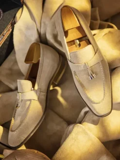 Mocassins classiques pour homme en daim cuir et détails métalliques avec pompons