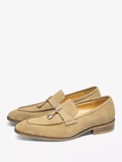 Mocassins classiques pour homme en daim cuir et détails métalliques avec pompons