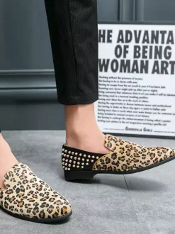 Mocassins homme léopard en daim à bout rond et rivets