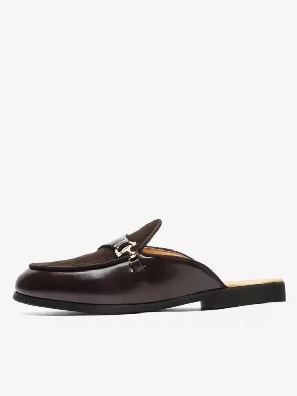 Mocassins noirs à bout rond avec détails métalliques et talon ouvert