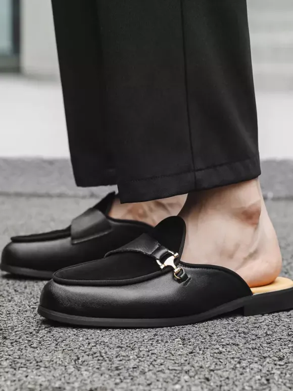 Mocassins noirs à bout rond avec détails métalliques et talon ouvert