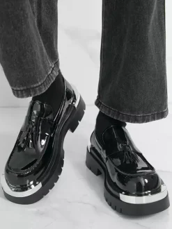 Mocassins noirs pour hommes bout rond détails métalliques chaussures à enfiler