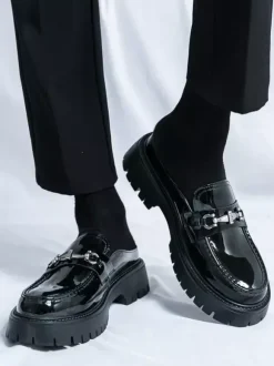 Mocassins mules noirs pour hommes bout rond détails métalliques chaussures à enfiler