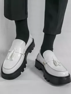 Mocassins noirs pour hommes bout rond à enfiler avec pompons