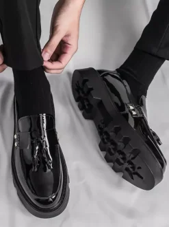 Mocassins noirs pour hommes bout rond à enfiler avec pompons