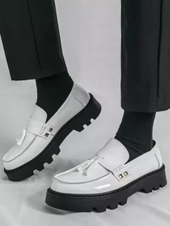 Mocassins noirs pour hommes bout rond à enfiler avec pompons