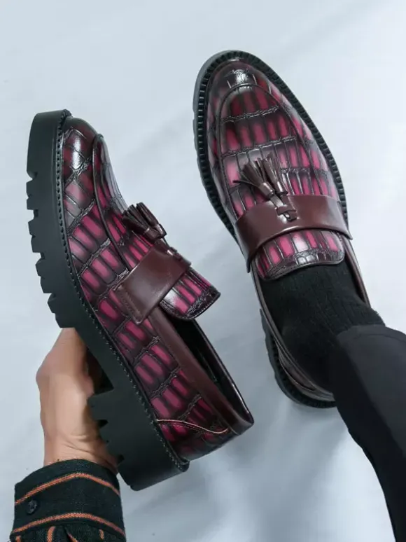 Mocassins pour hommes à bout rond motif pierre ornés de pompons