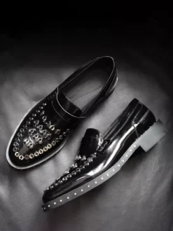Mocassins à rivets pour hommes en cuir de vache avec détails métalliques