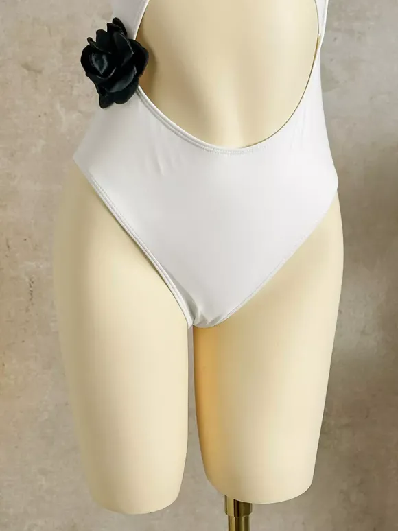 Monokini une pièce à fleurs 3D asymétrique échancré à la taille et décolleté plongeant