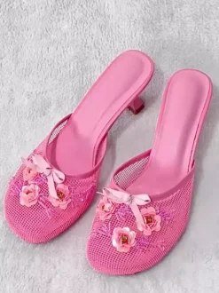 Mules roses à talons hauts bout rond en maille détails floraux escarpins sans bride