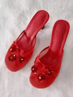 Mules roses à talons hauts bout rond en maille détails floraux escarpins sans bride
