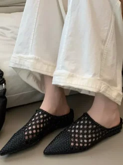 Mules blanches à bout pointu et dos nu ajouré