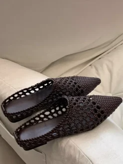 Mules blanches à bout pointu et dos nu ajouré
