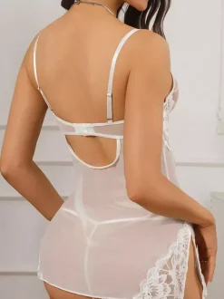 Nuisette de mariée blanche en dentelle transparente dos nu et sans manches.