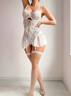 Nuisette en dentelle dos nu bleu marine foncé jupe à volants vert émeraude bas résille et jarretières