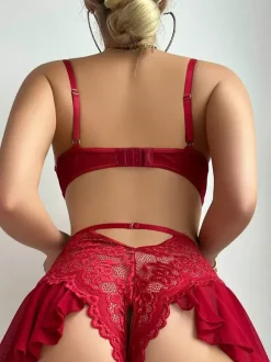 Nuisette en dentelle dos nu bleu marine foncé jupe à volants vert émeraude bas résille et jarretières