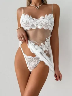Nuisette en dentelle florale transparente mini-robe nuisette à fines bretelles et résille transparente