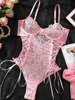 Nuisette en dentelle rose à lacets avec chaussettes hautes