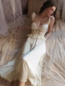 Nuisette longue de mariée en dentelle abricot dos nu bretelles à volants tulle chic satin style corset