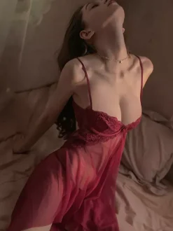 Nuisette en dentelle noire dos nu à armatures push-up