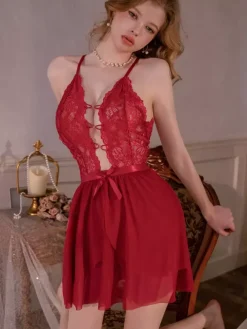Nuisette mini-chemise de lingerie à bretelles spaghetti en dentelle florale et résille dos nu style babydoll.