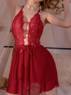 Nuisette mini-chemise de lingerie à bretelles spaghetti en dentelle florale et résille dos nu style babydoll.