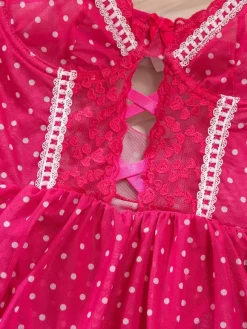 Nuisette à pois en dentelle rose contrastée avec bas cuissardes