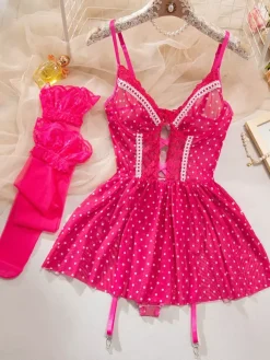 Nuisette à pois en dentelle rose contrastée avec bas cuissardes