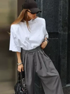 Pantalon de costume gris à taille haute plissé et jambes larges