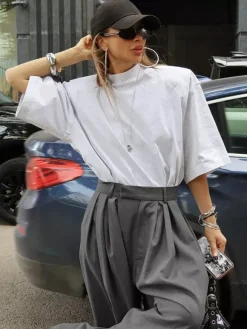 Pantalon de costume gris à taille haute plissé et jambes larges