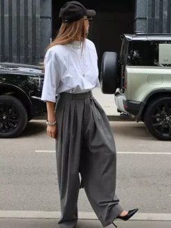 Pantalon de costume gris à taille haute plissé et jambes larges