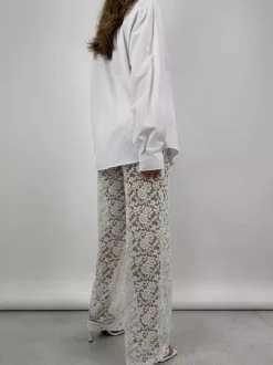 Pantalon en dentelle blanche taille naturelle coupe droite