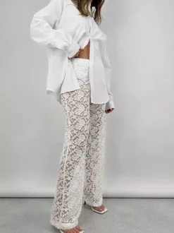 Pantalon en dentelle blanche taille naturelle coupe droite