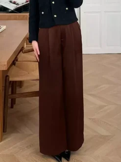 Pantalon large en satin marron taille haute coupe droite et fluide.