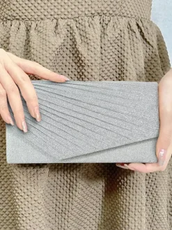 Pochette de soirée plissée en tissu pailleté couleur unie pour mariage ou autre occasion formelle.