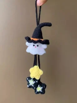 Porte-clés en peluche fantôme tricoté à la main pour Halloween breloque pour sac à dos et décoration de voiture