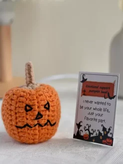 Poupée tête de citrouille tricotée à la main pour Halloween décoration de table avec chapeau amovible et carte-cadeau Amigurumi