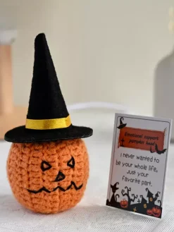 Poupée tête de citrouille tricotée à la main pour Halloween décoration de table avec chapeau amovible et carte-cadeau Amigurumi