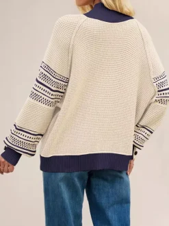 Pull en maille à col montant et rayures manches boutonnées collection femme 2026