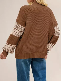 Pull en maille à col montant et rayures manches boutonnées collection femme 2026