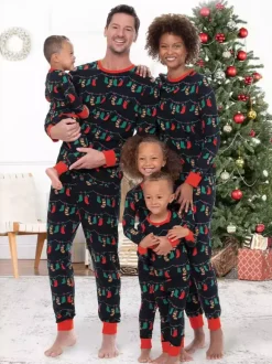 Pyjamas assortis pour toute la famille imprimé chaussettes de Noël noires et rouges et lumières collection 2026