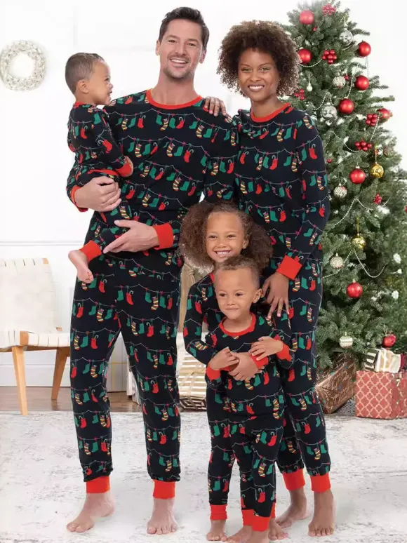 Pyjamas assortis pour toute la famille imprimé chaussettes de Noël noires et rouges et lumières collection 2026