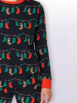 Pyjamas assortis pour toute la famille imprimé chaussettes de Noël noires et rouges et lumières collection 2026