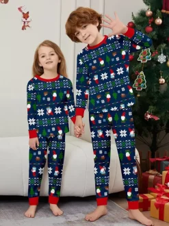 Pyjamas de Noël assortis pour toute la famille imprimés bleu marine foncé et bordures rouges collection 2026