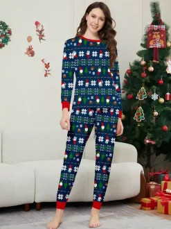 Pyjamas de Noël assortis pour toute la famille imprimés bleu marine foncé et bordures rouges collection 2026