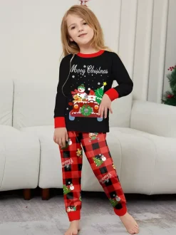 Pyjamas de Noël familiaux à carreaux noirs et rouges motif voiture et bonhomme de neige collection 2026