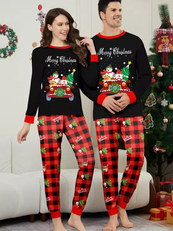 Pyjamas de Noël familiaux à carreaux noirs et rouges motif voiture et bonhomme de neige collection 2026
