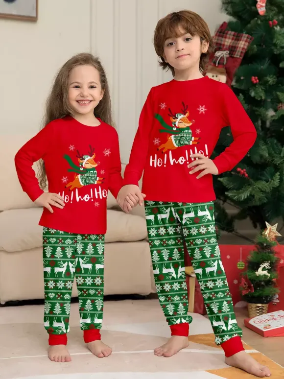 Pyjamas de Noël familiaux à motif Fair Isle rouge et vert avec des rennes (collection 2026)