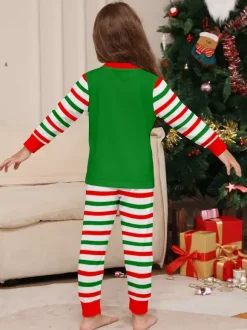 Pyjamas familiaux à rayures vertes et rouges sur le thème des lutins collection Noël 2026