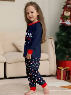 Pyjamas familiaux bleu marine et rouge « Joyeux Noël » imprimé canne à sucre collection 2026